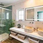 Beautiful Townhouse In Downtown *