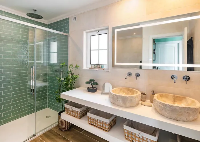 Beautiful Townhouse In Downtown *