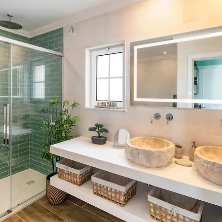 Beautiful Townhouse In Downtown *